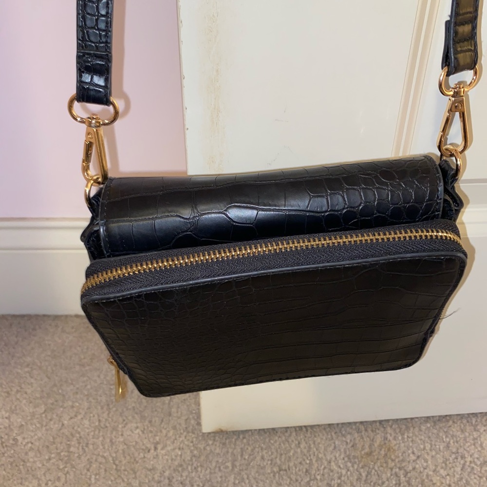 2-in-1 black faux crocodile crossbody